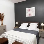 Maison Chateaudun - Clim, Terrasse & Garage Prive *